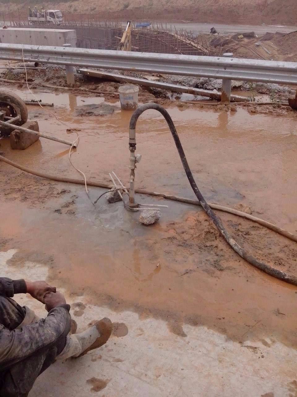 江岸路基压密注浆